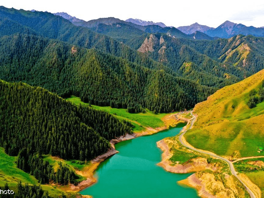 甘肃张掖:夏日祁连山景色如画