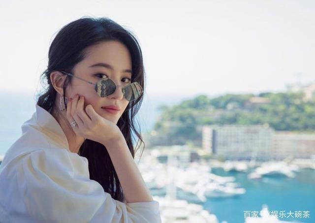 刘亦菲久违晒近照依然似仙女,长发红唇配白裙优雅从容