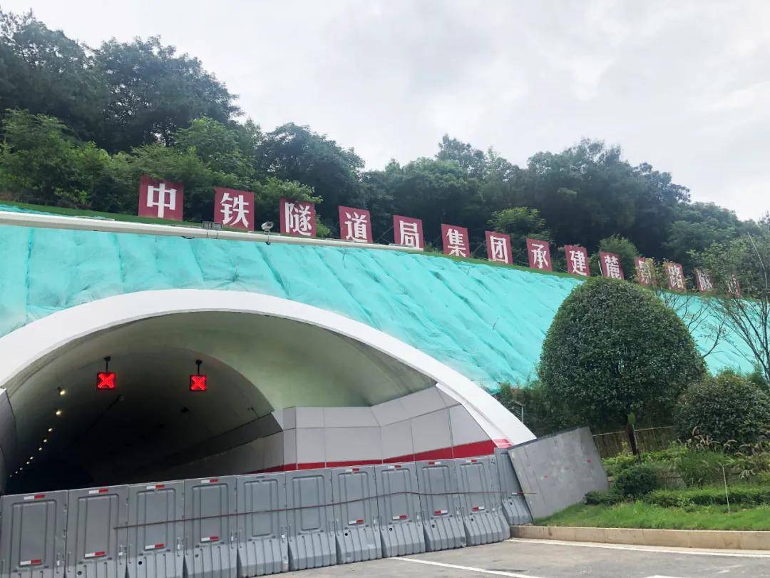 美涂士一体板携手中铁隧道局打造长沙梅溪湖麓景路隧道