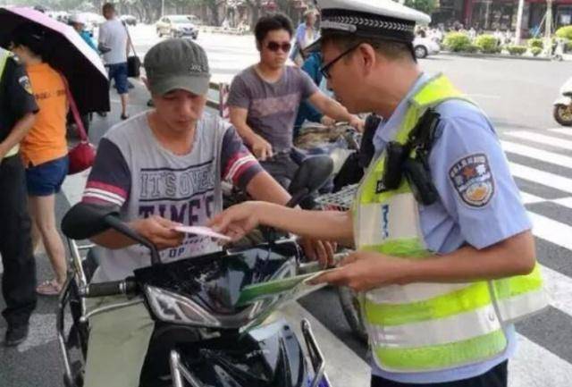电动车的脚蹬又没什么用,为什么不把它取消了?其实原因很简单