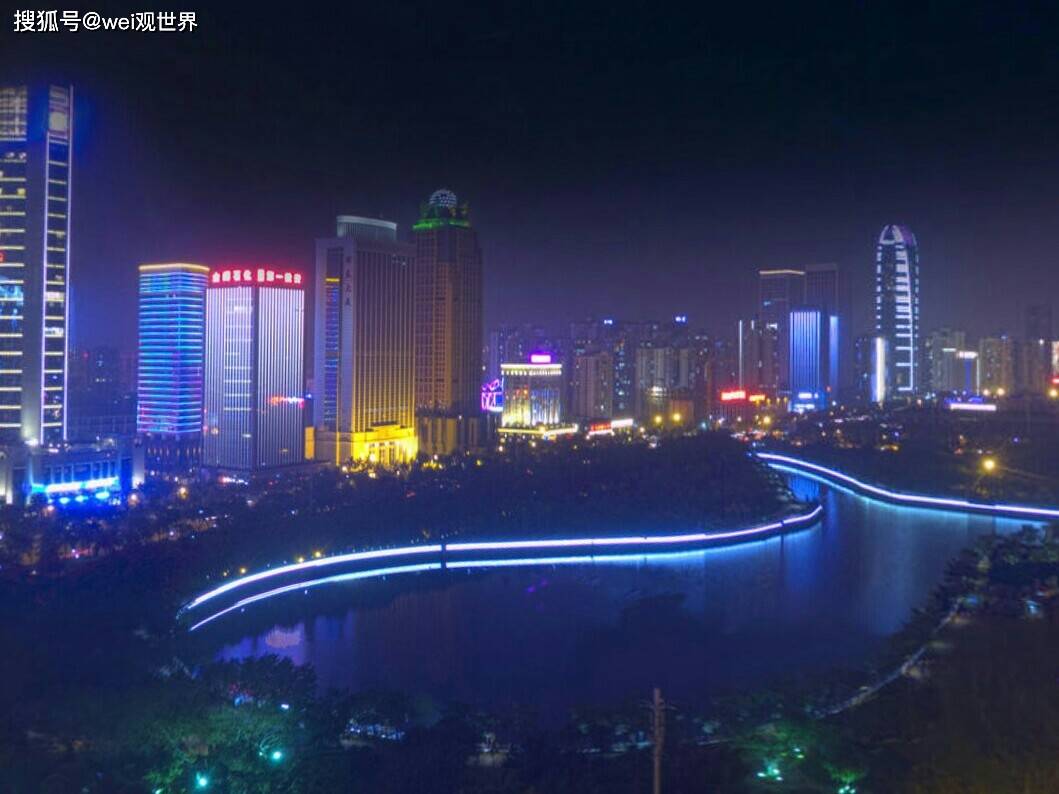 如图为海口滨海大道夜景 如图为美丽的木兰湾