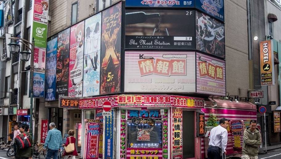 日本旅行实拍东京歌舞伎町:日本最大合法红灯区,有很多免费店铺