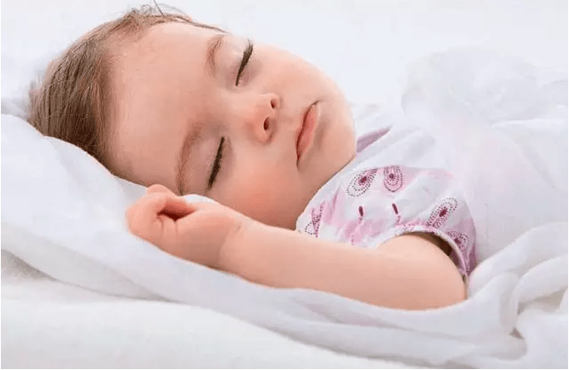 小婴儿何时能开始＂睡整觉＂？宝妈提前做好引导,晚上带娃更轻松