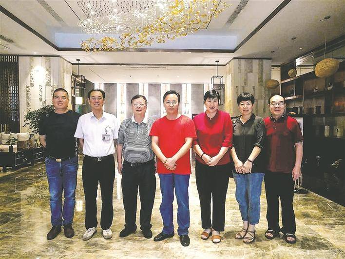李元(中)与关心支持"开心文化"发展的社会友人留影