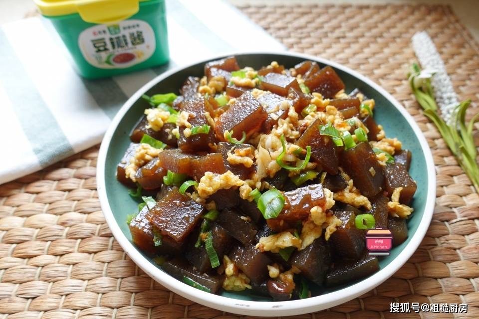 天热胃口差,给家人炒盘橡子凉粉,爽口不油腻,酱香十足太馋人