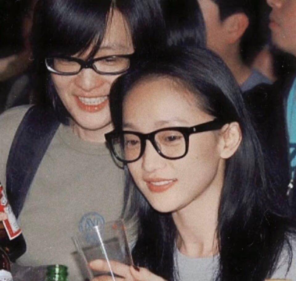 原创周迅早前旧照曝光!34岁素颜戴眼镜更像18岁少女,穿t恤太减龄