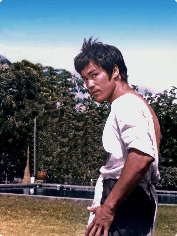 1971年,他与嘉禾签订合同,回港拍摄《唐山大兄》一炮而红,成为超级