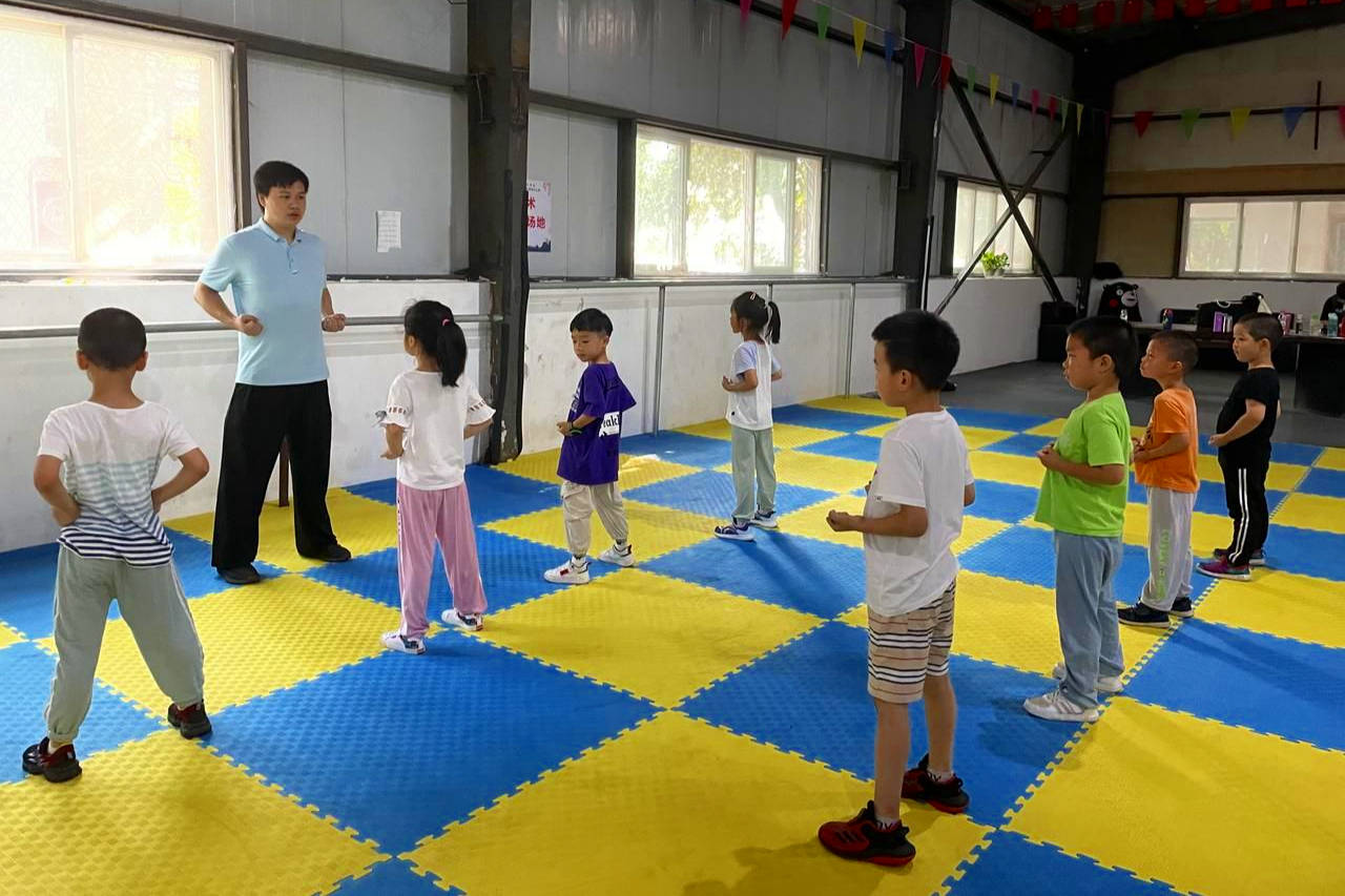 据武汉市江汉武术学校教练杨全宇介绍"我们通过这次夏令营给孩子传授