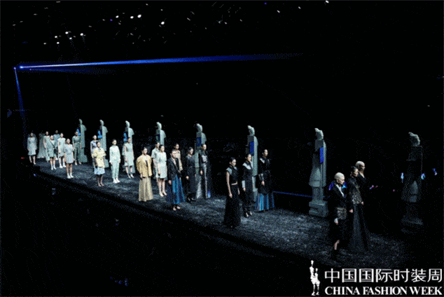 面积:1000m 可容纳人数:390人 面积:1500m  可容纳人数:550人 场地