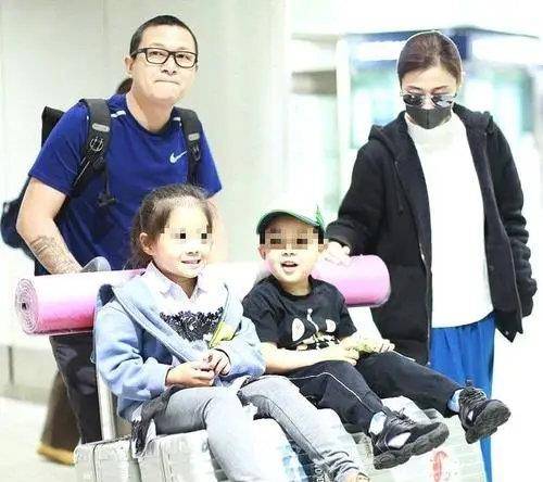 梅婷与老公曾剑一同现身机场,夫妻打扮得十分接地气