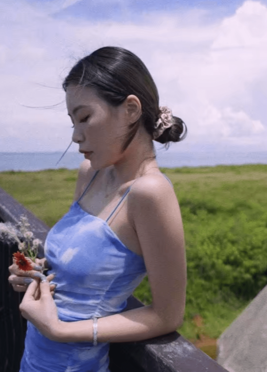 原创高以翔女友草丛回眸一笑身材火辣摘下订婚戒指疑似要告别过去