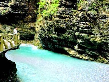 全国百家媒体贵州行走进清凉桐梓水银河大峡谷景区