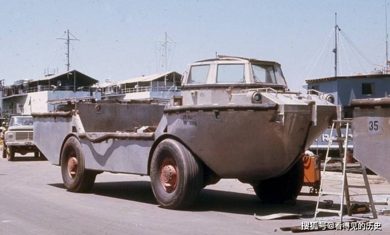 越战老照片 越南战场上美军的水陆两用车