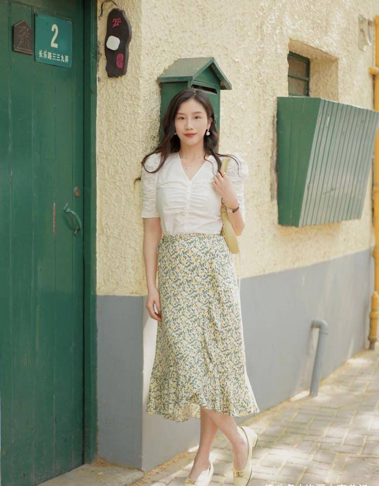 原创穿"碎花裙"的时候,该如何搭配鞋子?这些穿搭技巧,值得借鉴