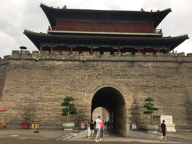 北方政治,经济,军事,文化中心,正定南城门上镶有"三关雄镇"的石刻匾