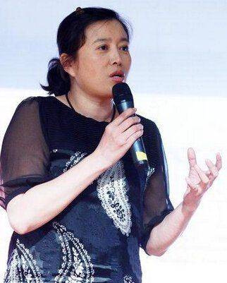 原创丁嘉丽演的角色土,但老了穿着端庄很漂亮,就是美颜太厉害很假!