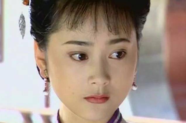 她曾饰演"年轻傅文佩",正当红时嫁给穷小子,45岁被宠成公主