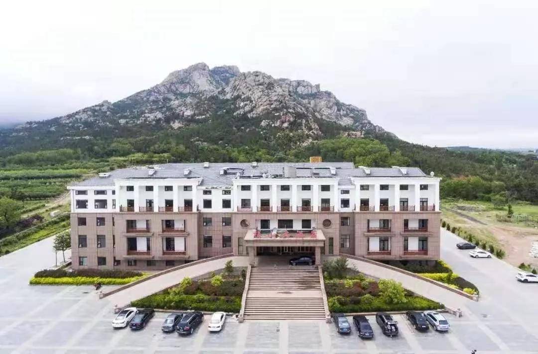 槎山大酒店,主打海鲜菜品,以点餐为主,中午有海鲜自助火.