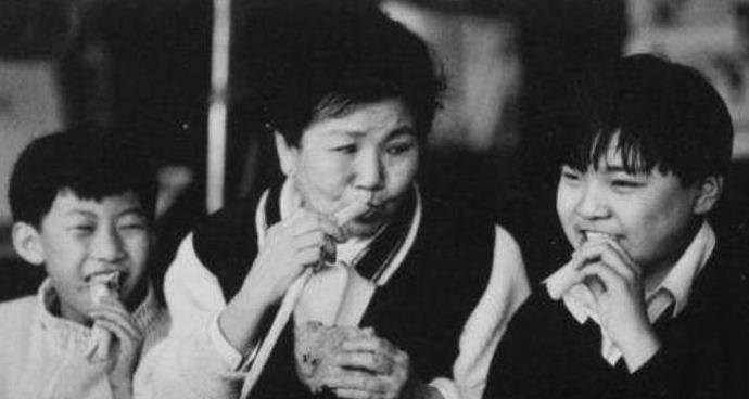 赵丽蓉悲剧的一生,带儿子嫁给小叔生下脑瘫女儿,哥哥从此断绝关系