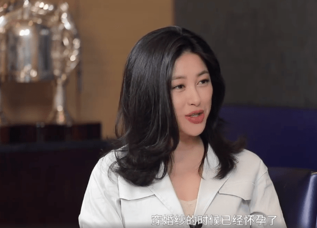 朱珠怀孕8个月穿拖地礼服庆生,王昀佳轻抚老婆大肚,满脸幸福_老公