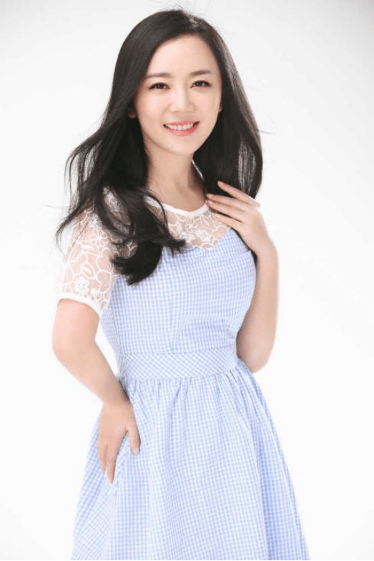 原创魏新雨不仅歌甜搭配服装也是一绝蓝色印花裙简约大方