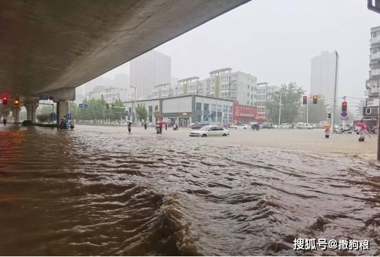 郑州遭遇千年一遇大暴雨_地铁