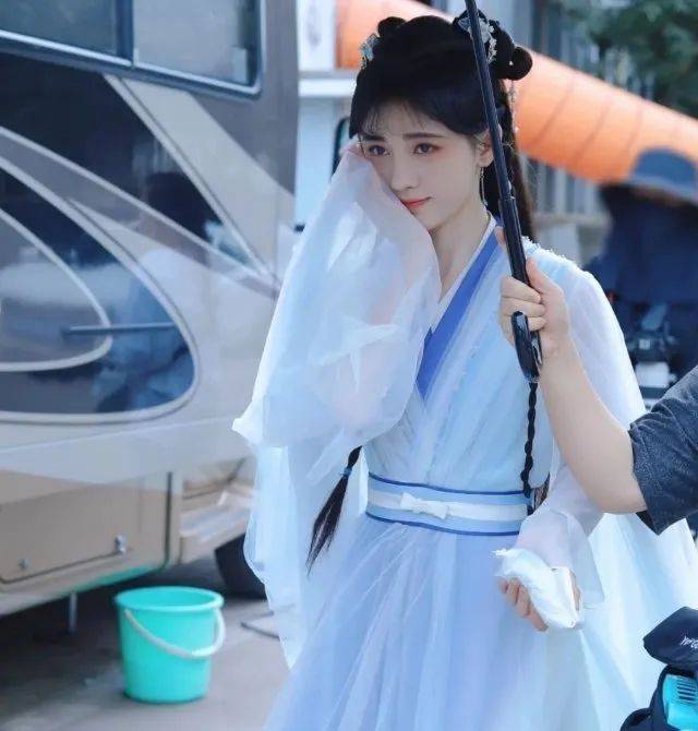 原创鞠婧祎《花戎》路透,改眉后神似"蜡笔小新",神颜光环离家出走
