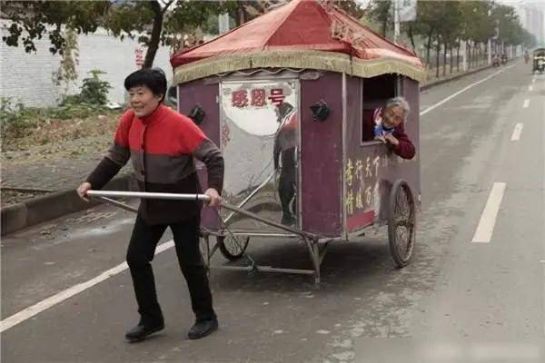 六旬老人不顾家人反对,用板车拉着90岁母亲游遍中国