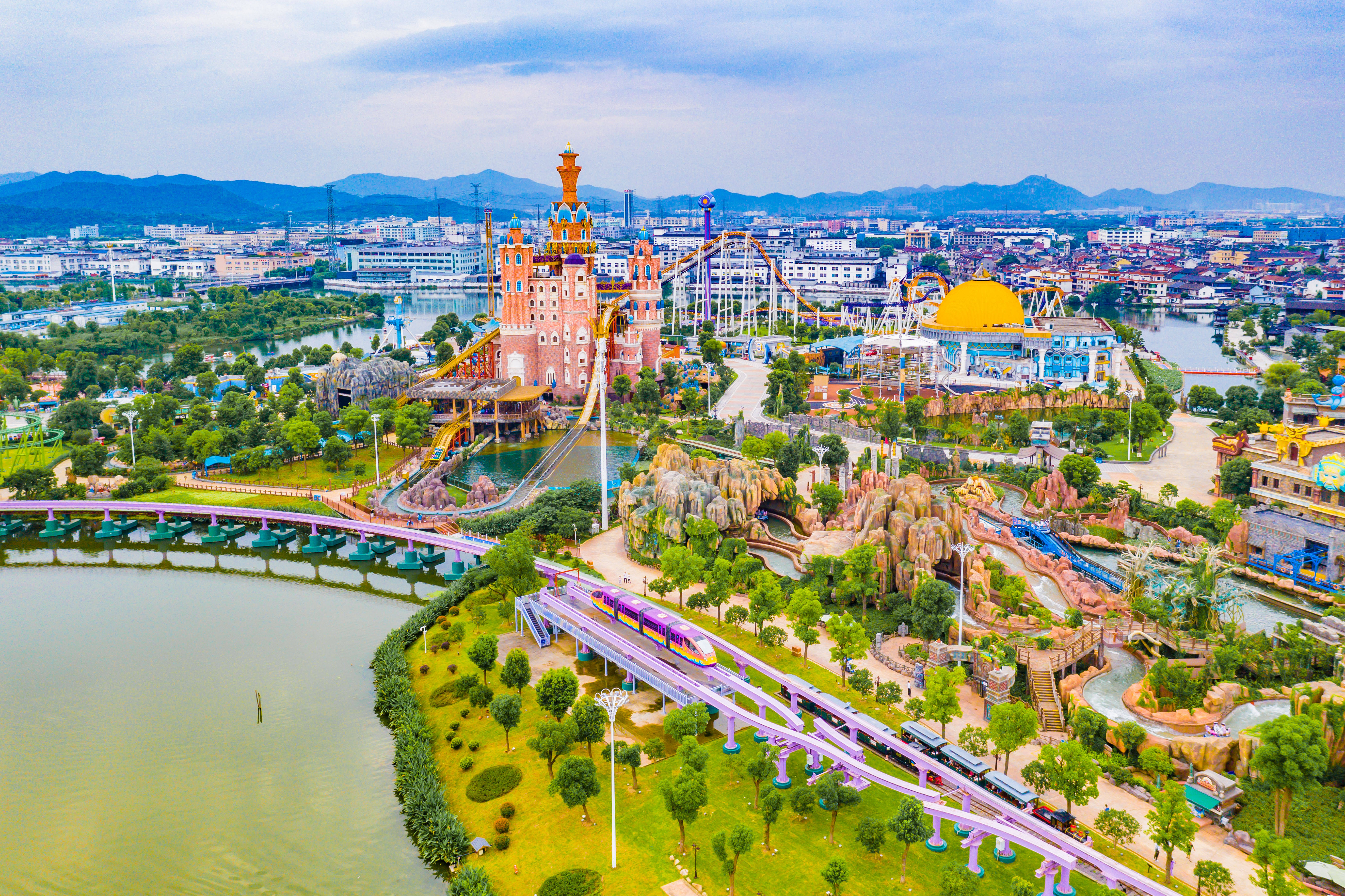 杭州的市民或者游客不能选择乘坐地铁到绍兴后,来东方山水乐园避暑呢?