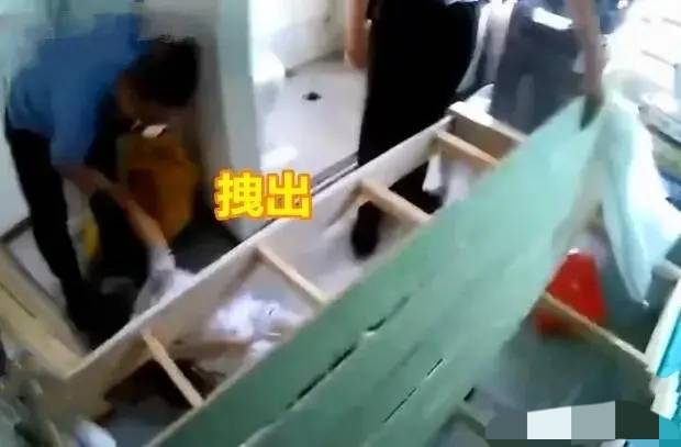一名维修工人被床底下的陌生男子所诧异,向前一看像一具女尸!