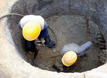人工挖孔灌注桩,是指在桩位采用人工挖掘,手摇轱轳或电动葫芦提土成