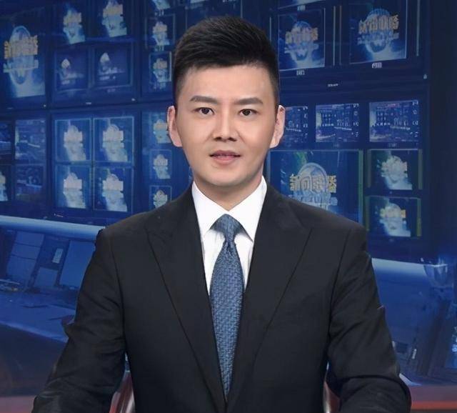 原创严於信:央视最年轻新闻联播主持人,撞脸宁泽涛,被
