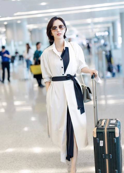 原创佟丽娅素颜现身机场,穿着朴素也不化妆,35岁活得真实漂亮!