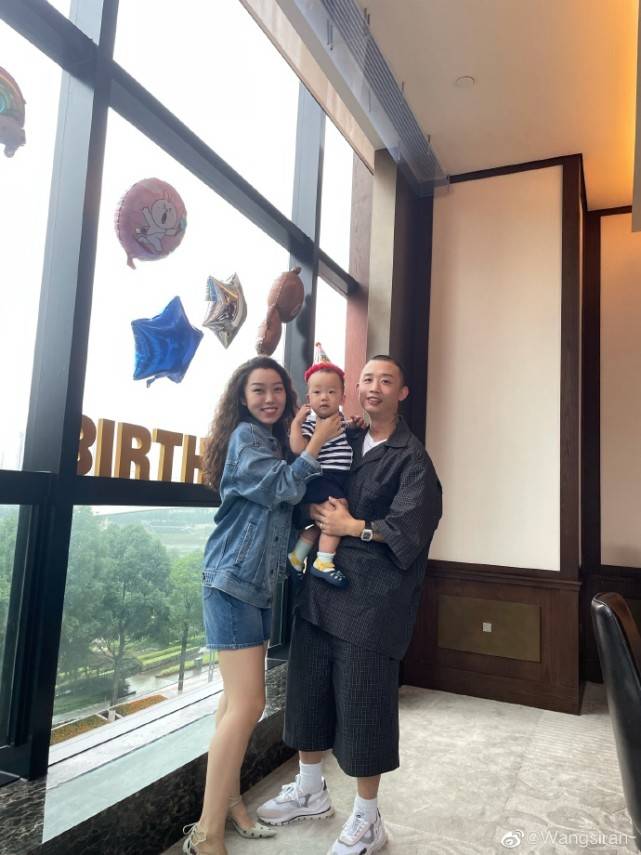 gai王斯然为儿子庆1岁生日夫妻俩戴婚戒秀恩爱破不和传闻