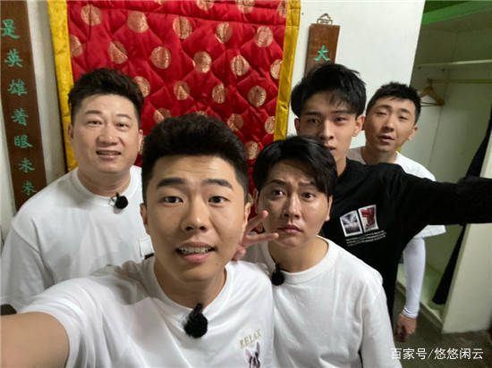原创栾云平和周九良亲密同框满屏喜感,大型认亲现场,尚九熙成见证人