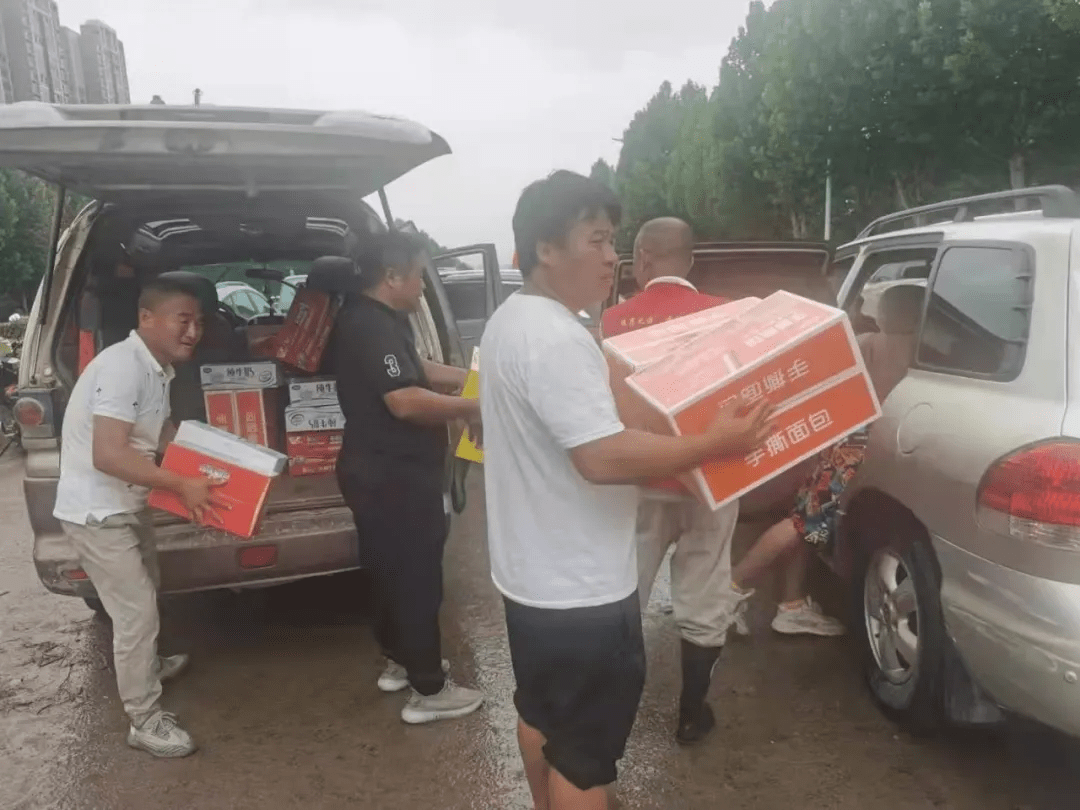 商丘市爱飞扬公益团队 整合物资送往郑州 为郑州助力 商丘热心市民