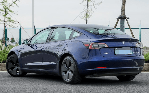 特斯拉model 3属于中型轿车,所以纵观尺寸方面,要比紧凑级suv的id.