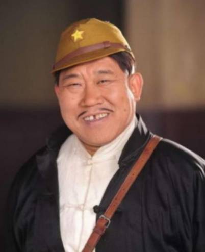 曾是国家一级演员,因歪嘴演反派而成名,今孙女隔代遗传他的相貌