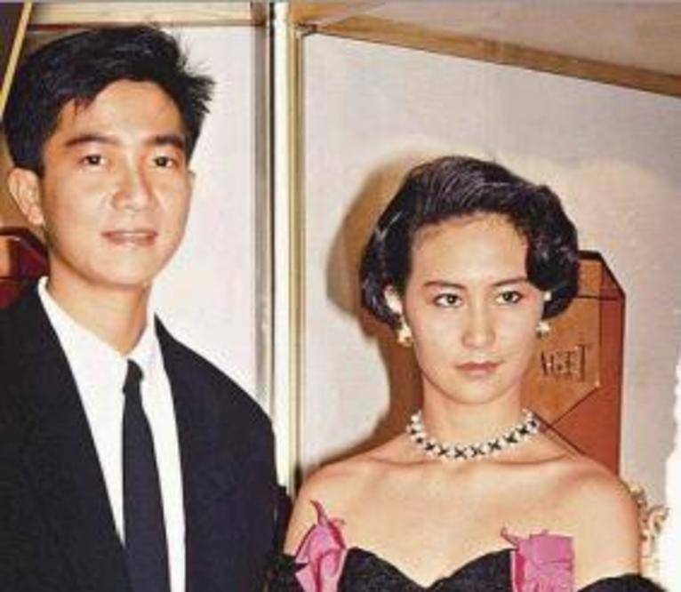 1991年陈百强参加何超琼婚礼,2年后何超琼为其扶灵,当场痛哭