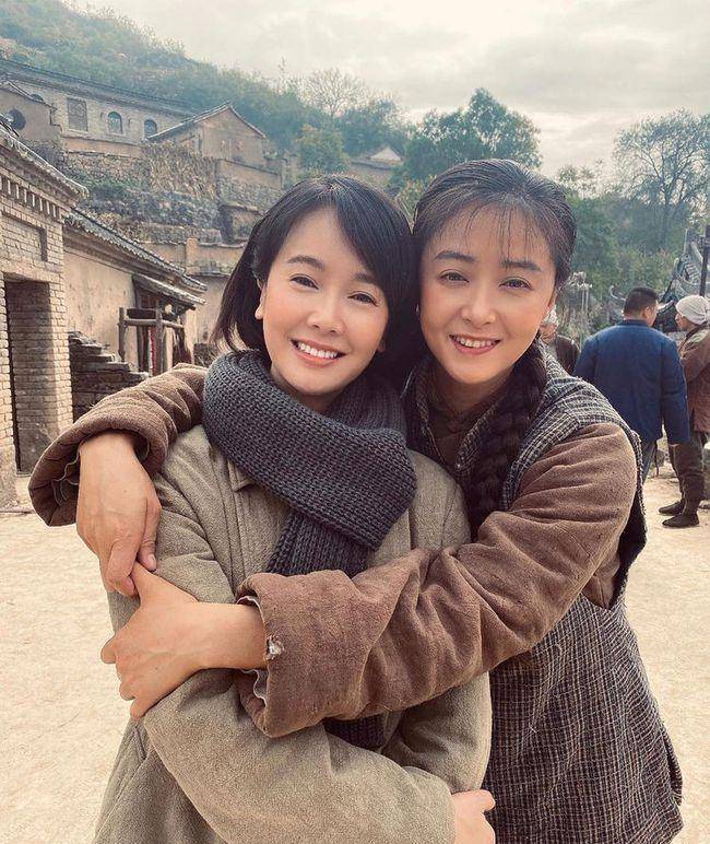 原创左小青全家照曝光,与大二十岁丈夫形同父女,女儿真是个美人坯子