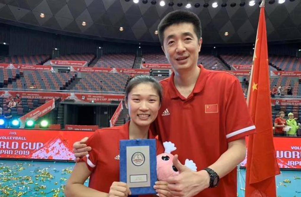 原创安家杰落选?假的!中国女排1领队,5教练,1队医,1翻译,12队员?