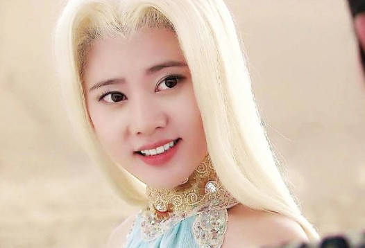 第五,秋瓷炫鞠婧祎在《九州天空城》中饰演雪飞霜一角,粉衣白发的模样