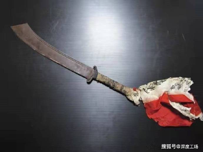 日本拍卖抗战29军大刀刀柄上还缠着日军膏药旗只要8000块一把