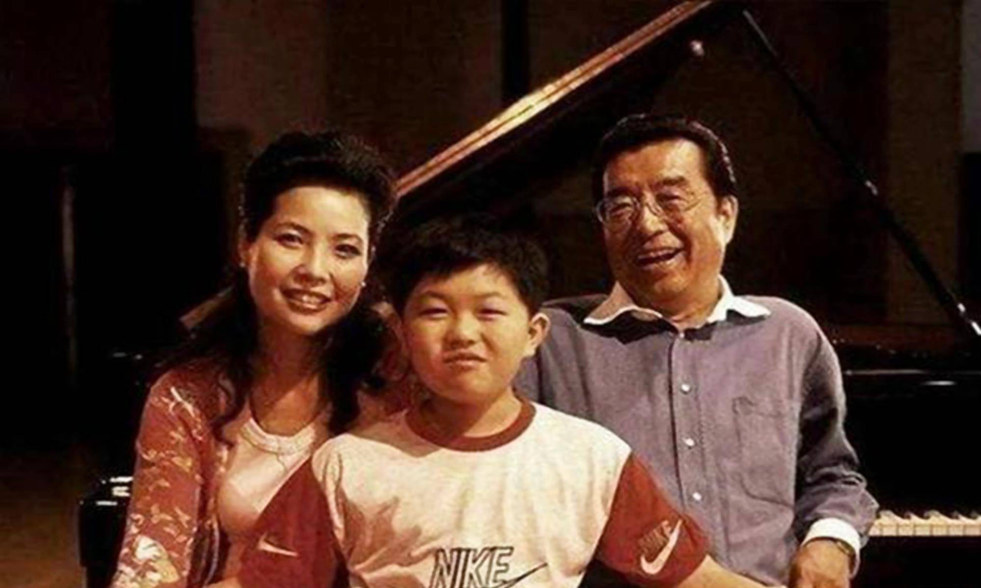 原创81岁李双江近况曝光,唱京剧上气不接下气,走路需搀扶还赚钱养家