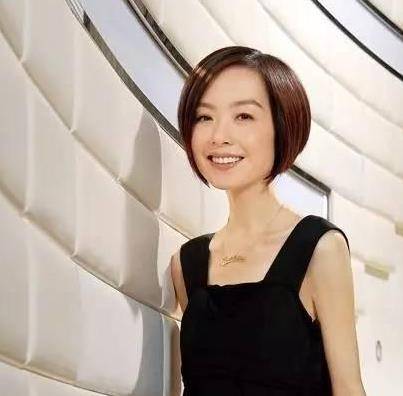 原创鲁豫直播辟谣不姓鲁,面颊凹陷引人瞩目,手掌比脸还要大!