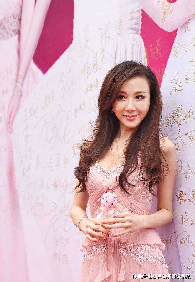 原创萧蔷近照,五官精致清纯可人,52岁了还是单身一人,她为何恐婚