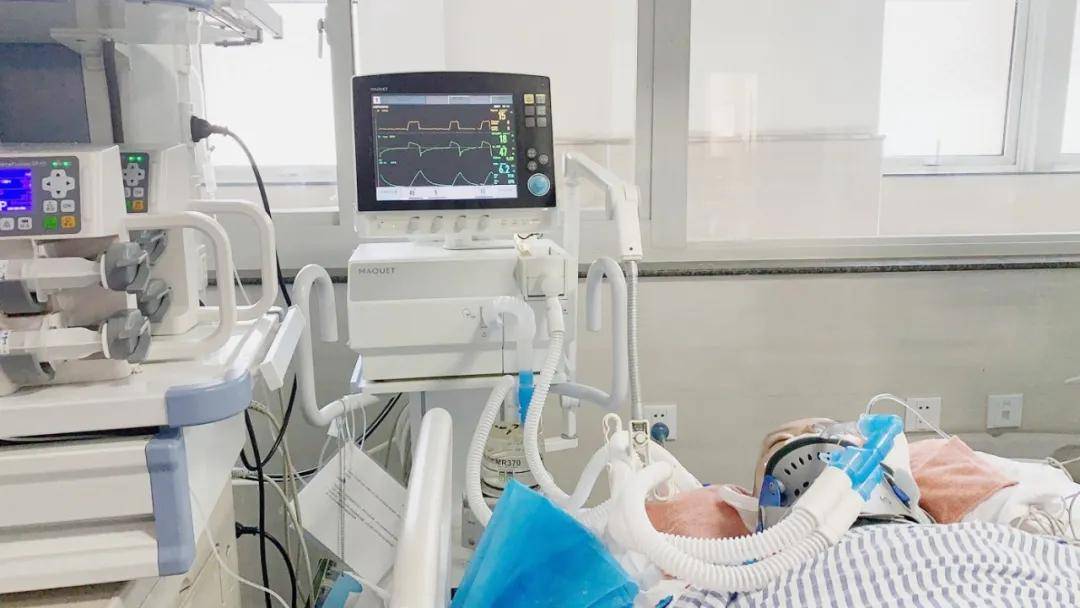 重症医学科严格按照陕西省公立医院医疗服务项目收费标准,呼吸机每