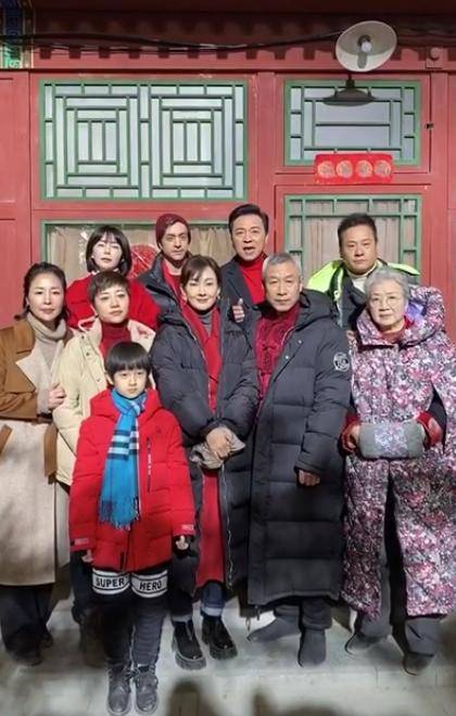 张晞临也有跟牛莉和关晓彤合作演戏,戏中张晞临出演关晓彤的父亲,在