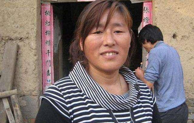 原创原创从农村大妈变化成这样,朱之文妻子发生了什么,成名前后心态变