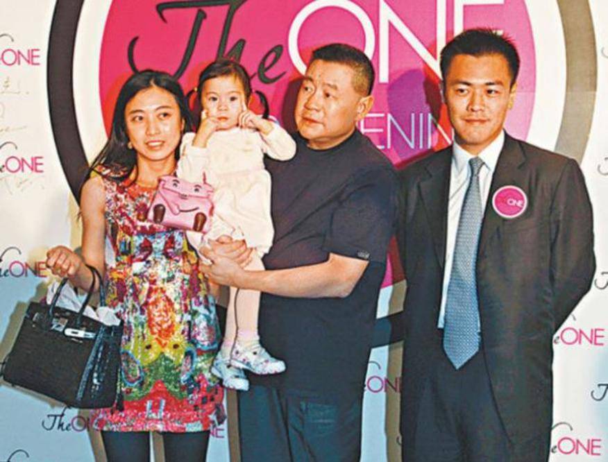 甘比大刘合体看黎明演唱会,69岁大刘好憔悴,陪妻女出镜似三代人?